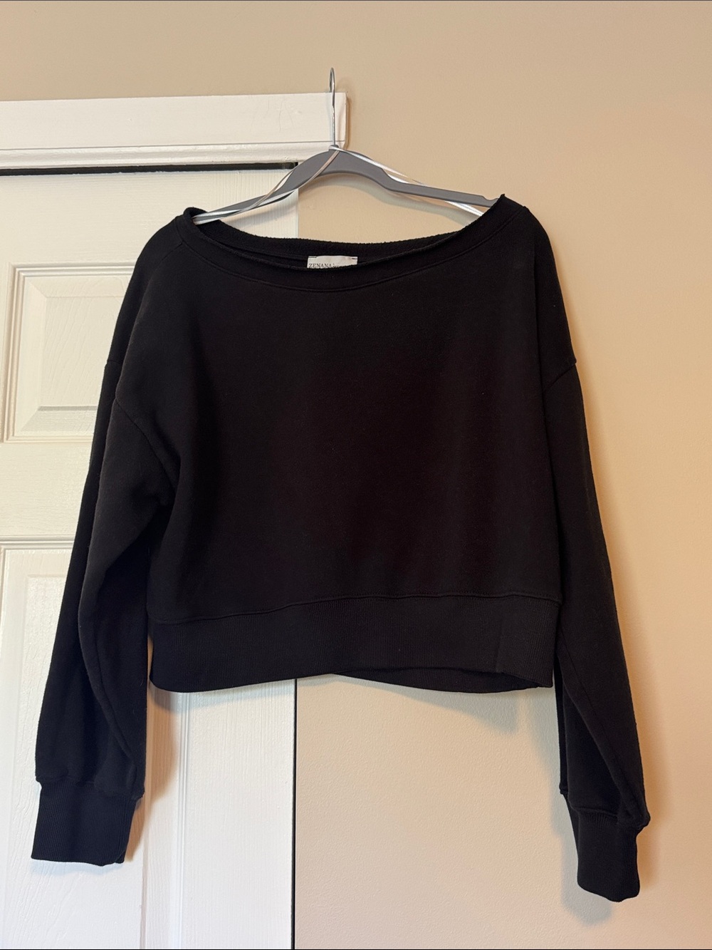 Zenana Outfitters Black Cropped Sweatshirt